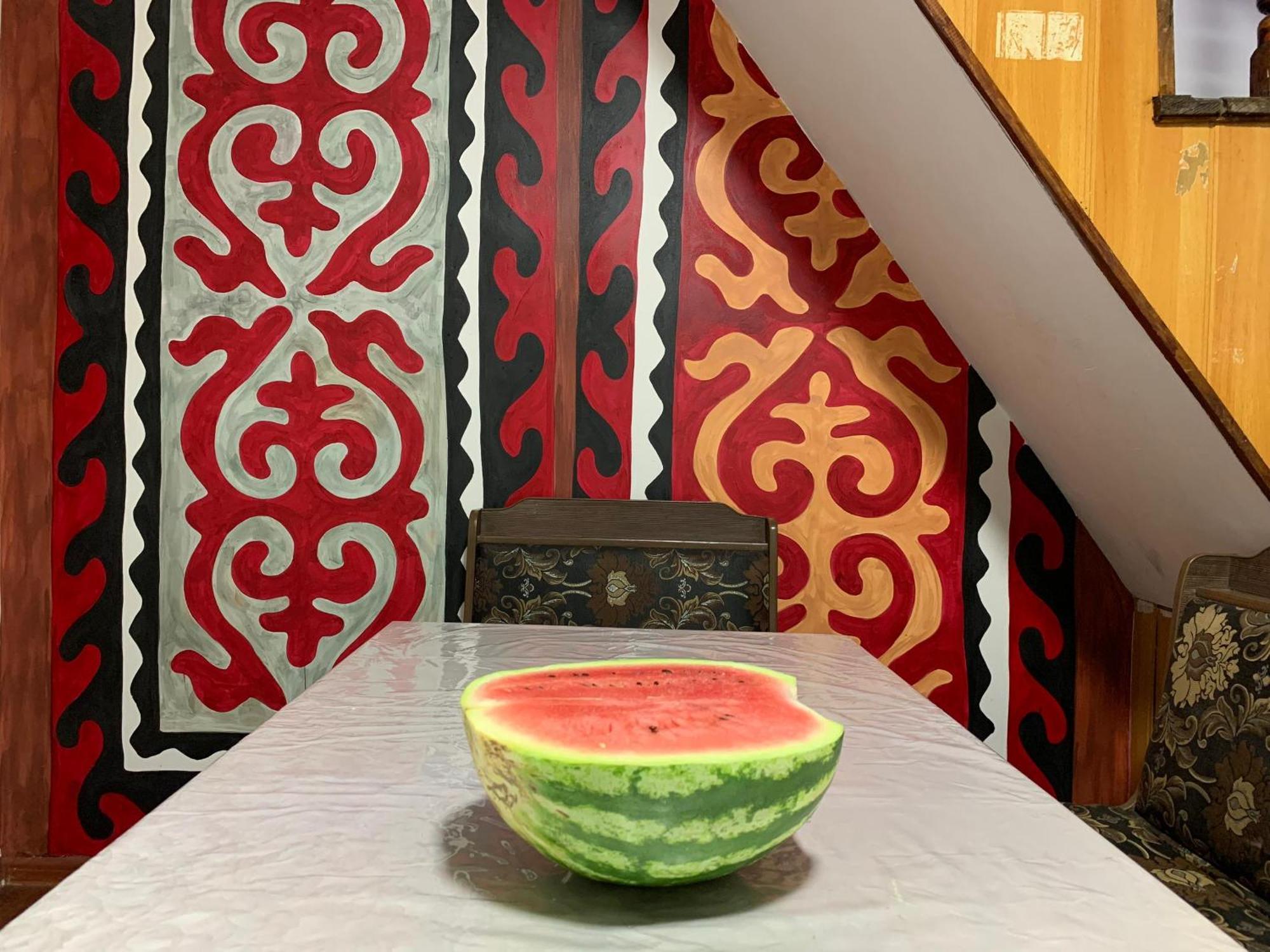 Bozui Hostel Bishkek Bagian luar foto
