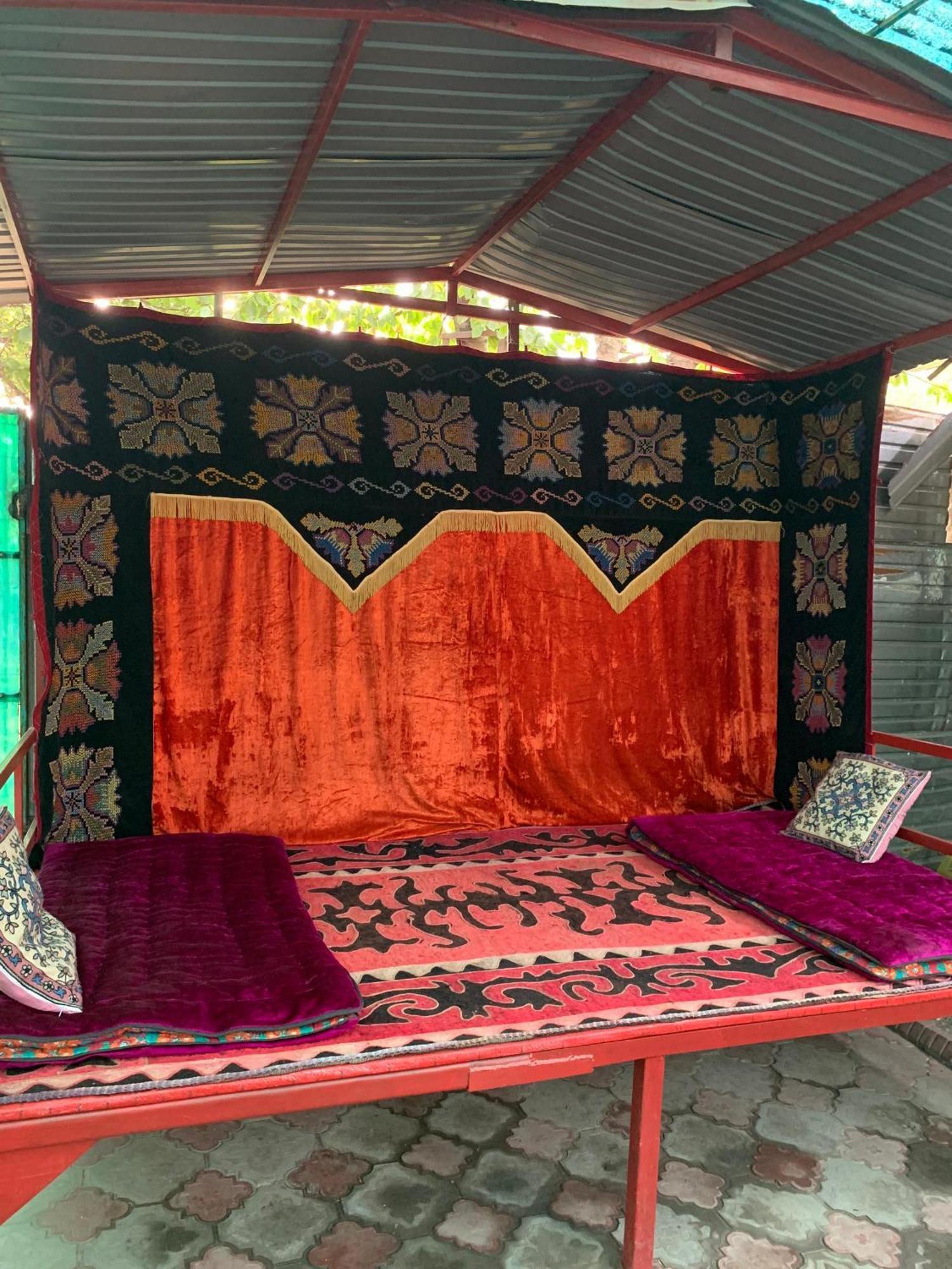Bozui Hostel Bishkek Bagian luar foto