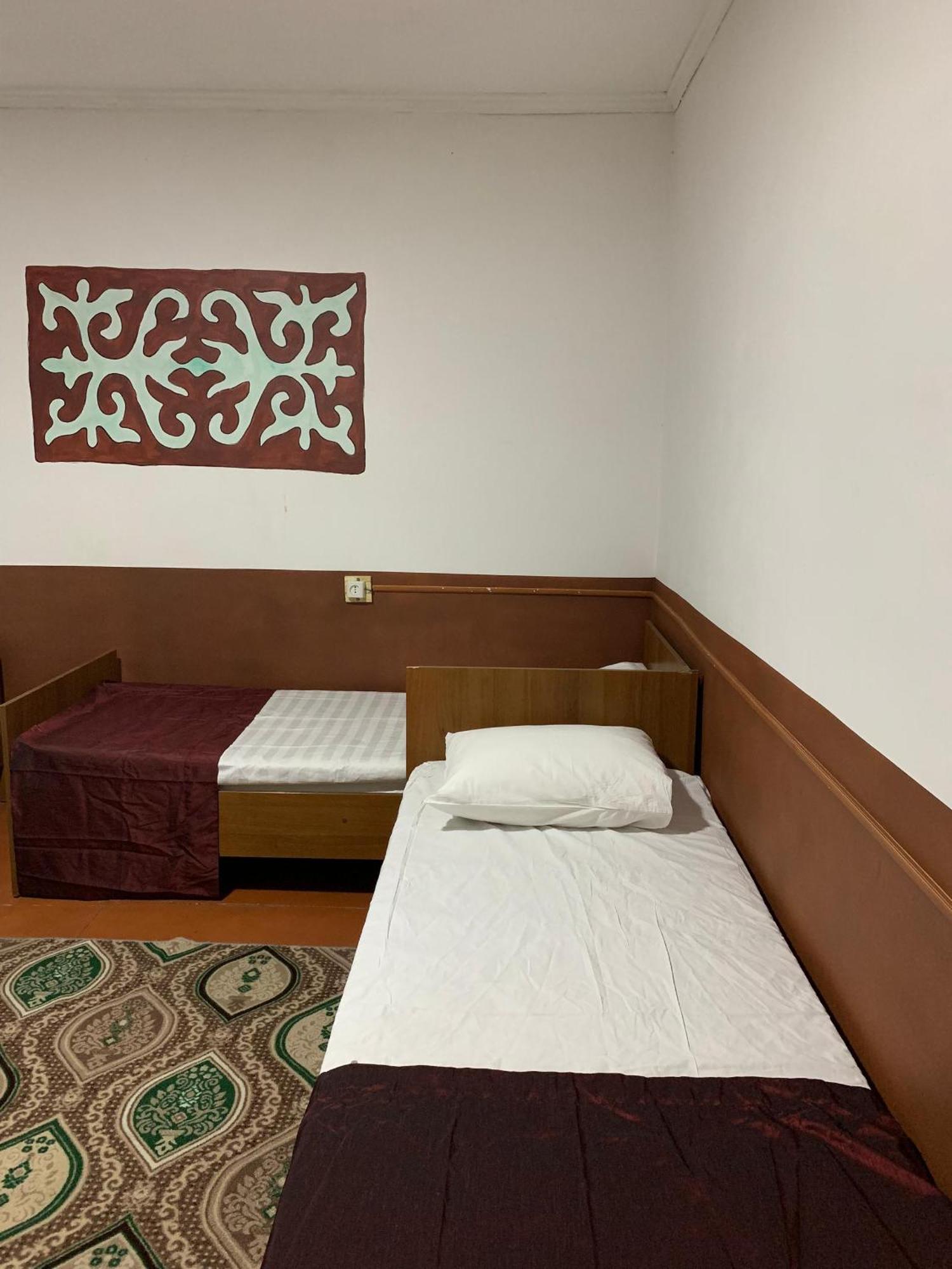 Bozui Hostel Bishkek Bagian luar foto