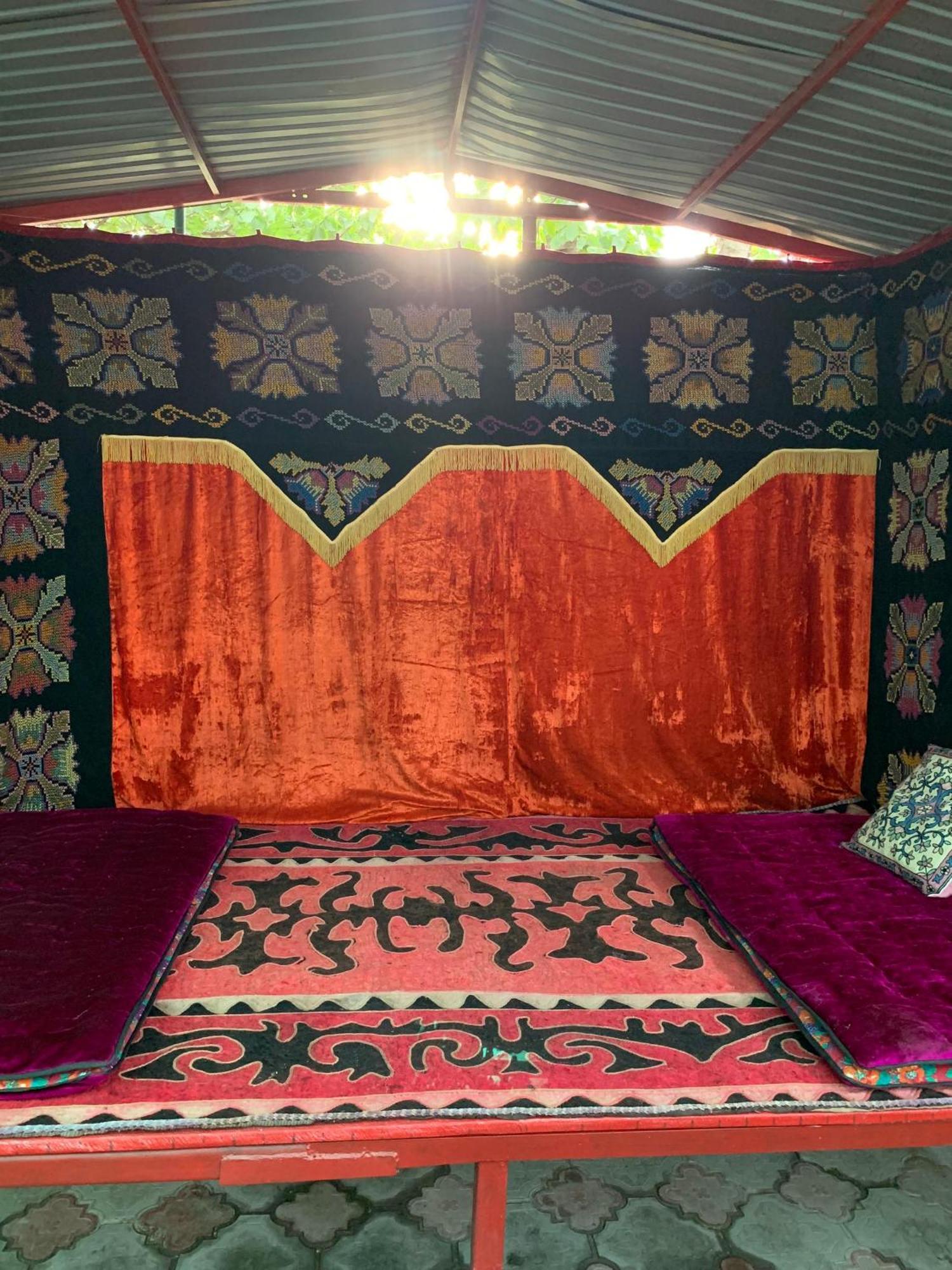 Bozui Hostel Bishkek Bagian luar foto