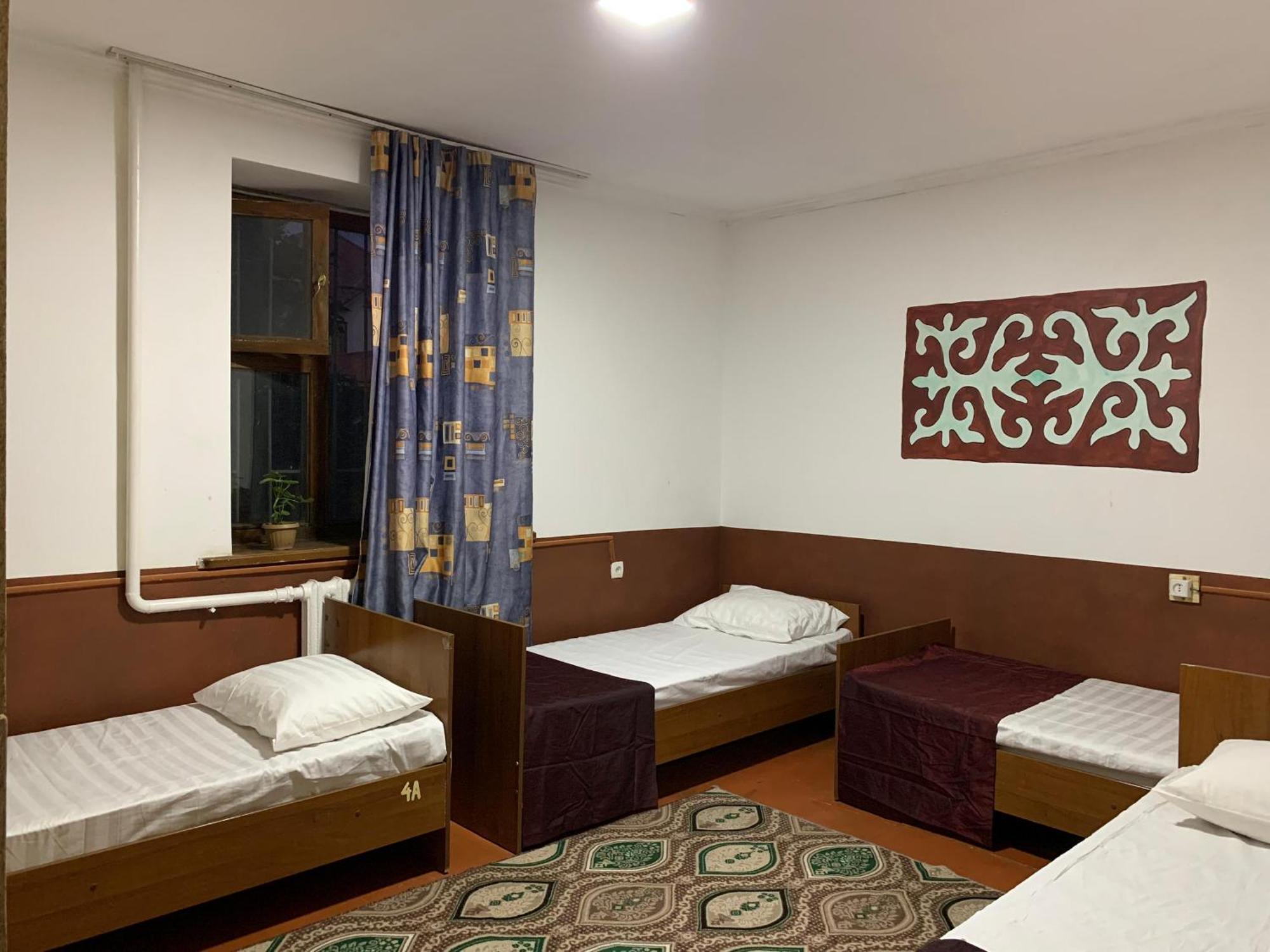 Bozui Hostel Bishkek Bagian luar foto